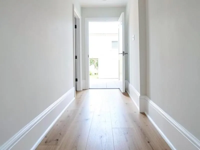 Clean hallway with skirting boards in an empty home
